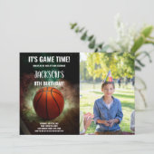 グリーンとホワイトクラウドバスケットボール誕生日 招待状 (スタンド正面)