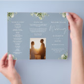 グリーンと花のダスティーブルーの三つ折り結婚式プログラム チラシ (手)