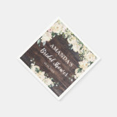 グリーンと葉の飾りが付いた、素朴な木材のボヘミアンスタイルの白いバラ スタンダードカクテルナプキン (角)