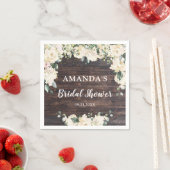 グリーンと葉の飾りが付いた、素朴な木製のボヘミアンスタイルの白いバラ スタンダードカクテルナプキン (インサイチュ)