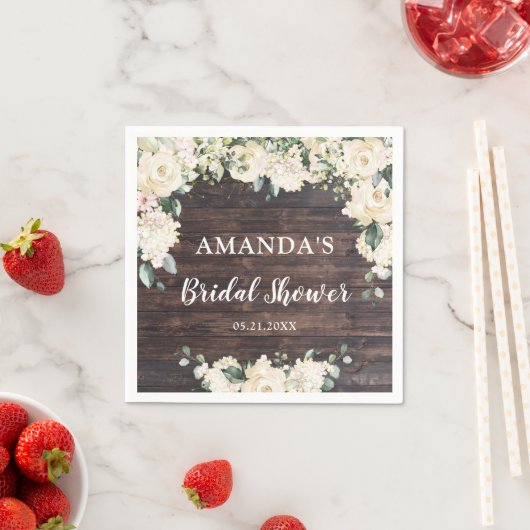 グリーンと葉の飾りが付いた、素朴な木製のボヘミアンスタイルの白いバラ スタンダードカクテルナプキン (インサイチュ)