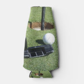 グリーンにゴルフパターを打つ ボトルクーラー (正面)