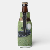 グリーンにゴルフパターを打つ ボトルクーラー (ボトル裏面)