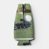 グリーンにゴルフパターを打つ ボトルクーラー (裏面)