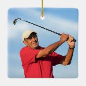 グリーンにボールとティーを付けたゴルフクリスマスギフト セラミックオーナメント (裏面)