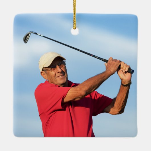 グリーンにボールとティーを付けたゴルフクリスマスギフト セラミックオーナメント (裏面)