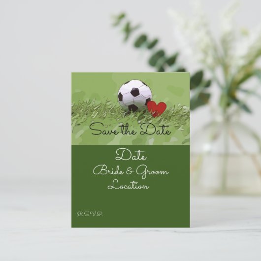 グリーンのインビに赤いハートを結婚付けたサッカーボール ポストカード (スタンド正面)