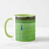 グリーンのゴルフ用マグカップを置くゴルファー マグカップ (左)