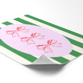 グリーンのストライプ柄の壁にピンクの蝶結びのウォールアートプリント ポスター (角)