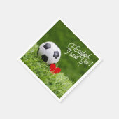 グリーンのナプキンに赤いハートを結婚付けたサッカーボール スタンダードカクテルナプキン (角)