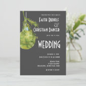 グリーンのモダンなクリスマスオーナメントのウェディング 案内状 (スタンド正面)