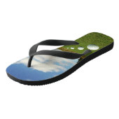 グリーンの上のゴルフボール。 ビーチサンダル (アングル)