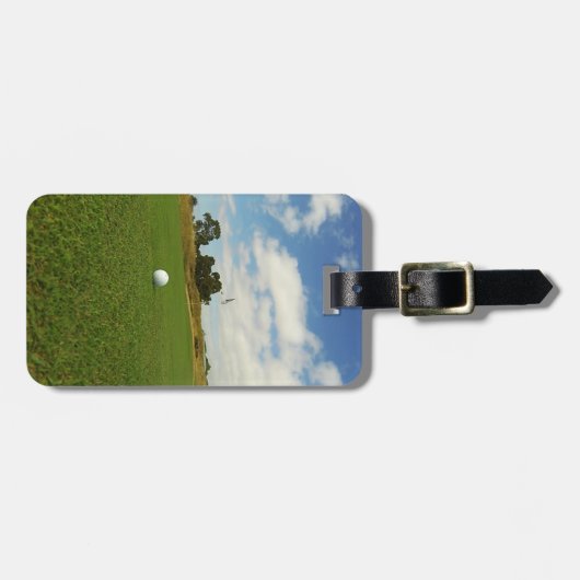 グリーンの上のゴルフボール。 ラゲッジタグ (正面横)