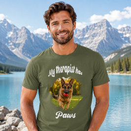 グリーンの背景に犬の写真と"My therapist has paws"の文字 Tシャツ