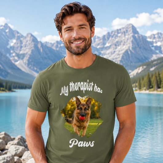 グリーンの背景に犬の写真と"My therapist has paws"の文字 Tシャツ