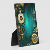 グリーンの背景に置かれたスチームパンクのジュエリー時計 フォトプラーク (側面)