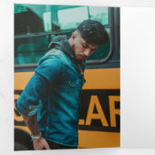 グリーンはっきりした卒業証書とキャップ卒業 三つ折り案内状 (内部最初)