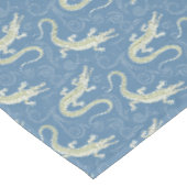 グリーンよくはしゃぐアリゲーターペイズリーオンブルー テーブルクロス (アングル)