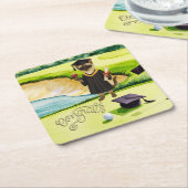 グリーンをパッティングするゴルファーをテーマにしたゴルフの卒業 スクエアペーパーコースター (アングル)