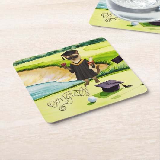 グリーンをパッティングするゴルファーをテーマにしたゴルフの卒業 スクエアペーパーコースター (アングル)