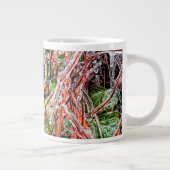 グリーンアイビーつる植物に氷結する雨 ジャンボコーヒーマグカップ (右)