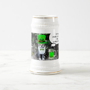 グリーンアイリッシュビールを飲むセントパトリックのデイキャット ビールジョッキ