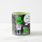 グリーンアイリッシュビールを飲むセントパトリックのデイキャット マグカップ (中央)
