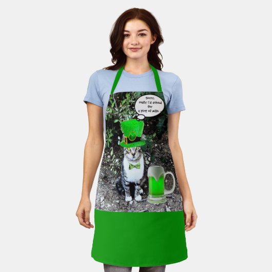 グリーンアイリッシュビールペーストを使用したセントパトリックのデイキャット エプロン (着用した状態)