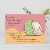 グリーンイースター卵を押すかわいいバニー 招待状 (スタンド正面)