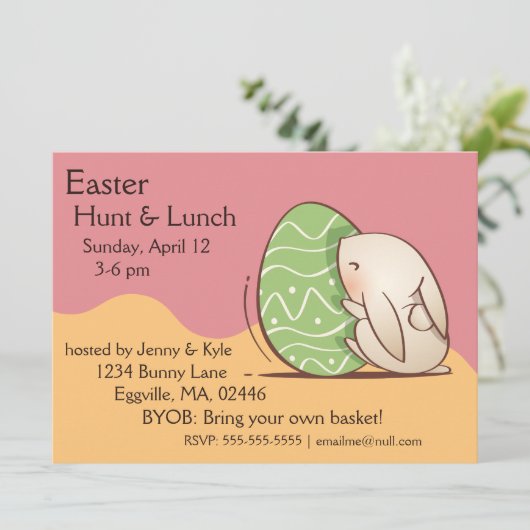 グリーンイースター卵を押すかわいいバニー 招待状 (スタンド正面)
