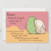 グリーンイースター卵を押すかわいいバニー 招待状 (正面)