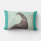 グリーンウォーターのまわりにで泳カッコいいぐイルカ ランバークッション (裏面)