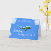 グリーンエアプランを伴うフレンド養子縁組の飛行機の日 カード (黄色い花)