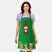 グリーンエプロンのかわいいクリスマスノームとエルフのチーム エプロン (着用した状態)