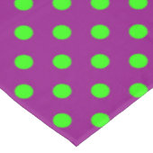 グリーンオンパープル水玉模様パターンデザイン テーブルクロス (アングル)