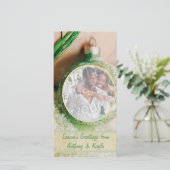 グリーンオーナメントとスノーフォトホリデーカード シーズンカード (スタンド正面)