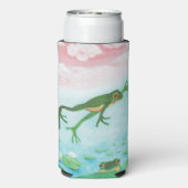 グリーンカエルが池に飛び込むイラストレーション スリム缶クーラー (Seltzer裏面)