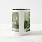 グリーンカップコーヒーマグを持ったかわいいレプラーシャン マグカップ (中央)