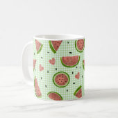 グリーンギンガムにスイカのフルーツのシームレスなパターン コーヒーマグカップ (正面左)