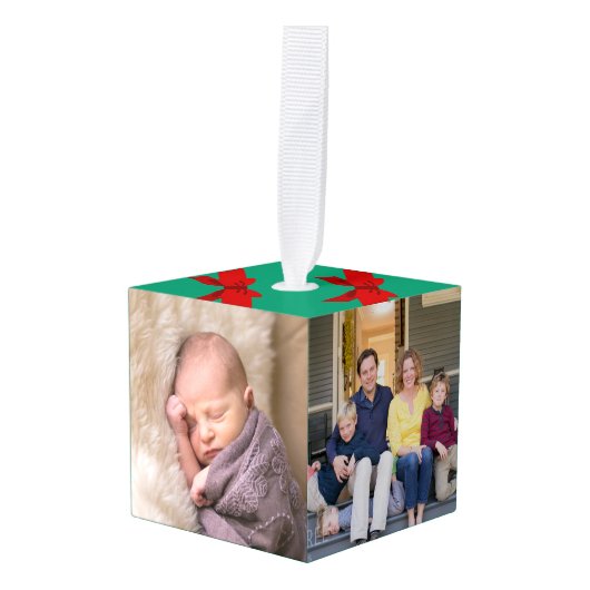 グリーンクリスマスに赤いリボンの4枚の家族の写真 キューブオーナメント (正面アングル)