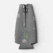 グリーンクリスマスツリーと雪の結晶のボトル クール ボトルクーラー (裏面)