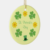 グリーンクローバーをパーソナライズする，セントパトリックの日のための帽子 セラミックオーナメント (右)