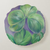グリーンクローバーシャムロックオンパープルパステルアート ラウンドクッション (裏面)
