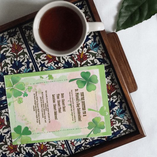 グリーンクローバーシャームロックバックグラウンドセントパトリックのD 招待状