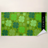 グリーンクローバー、ラッキークローバー、あなたの名前 ビーチタオル (正面)