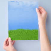 グリーングラスとブルースカイの背景 チラシ (手)