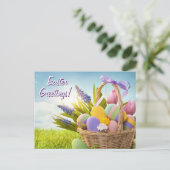 グリーングラスにイースターエッグが付いたバスケット シーズンポストカード (スタンド正面)