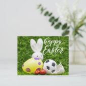 グリーングラスにボールとバニーを持つサッカーイースター シーズンポストカード (スタンド正面)