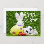 グリーングラスにボールとバニーを持つサッカーイースター シーズンポストカード (正面/裏面)