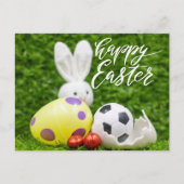 グリーングラスにボールとバニーを持つサッカーイースター シーズンポストカード (正面)